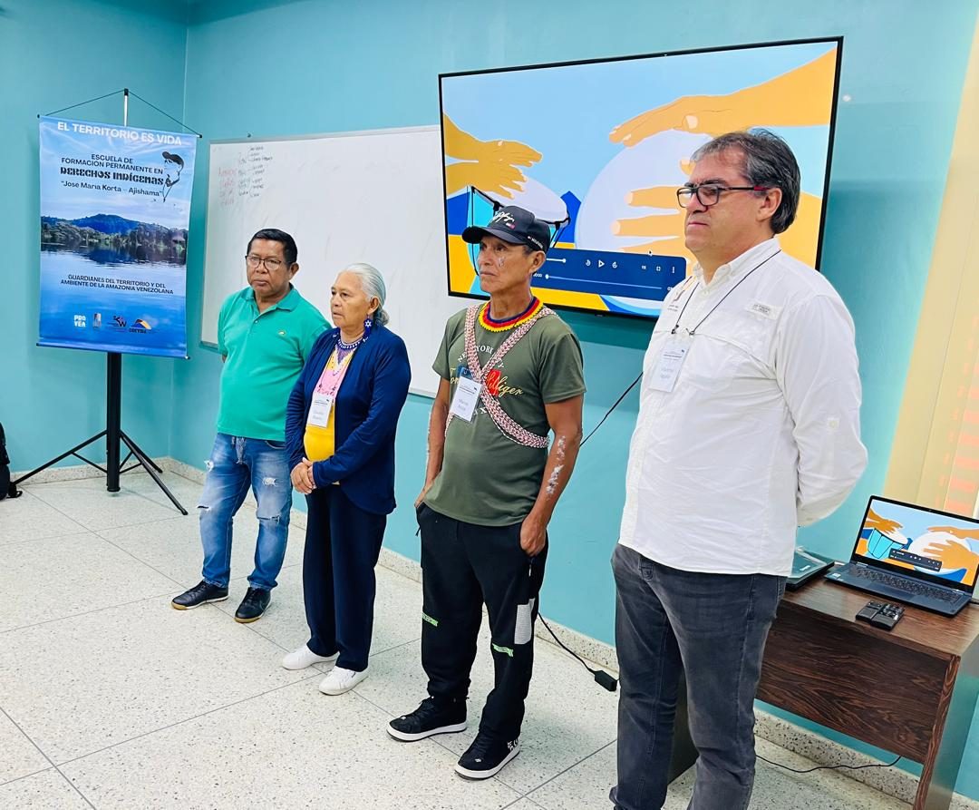 Vladimir Aguilar Castro junto a participantes de la Escuela de Formación Permanente en Derechos Indígenas «José María Korta – Ajishama»