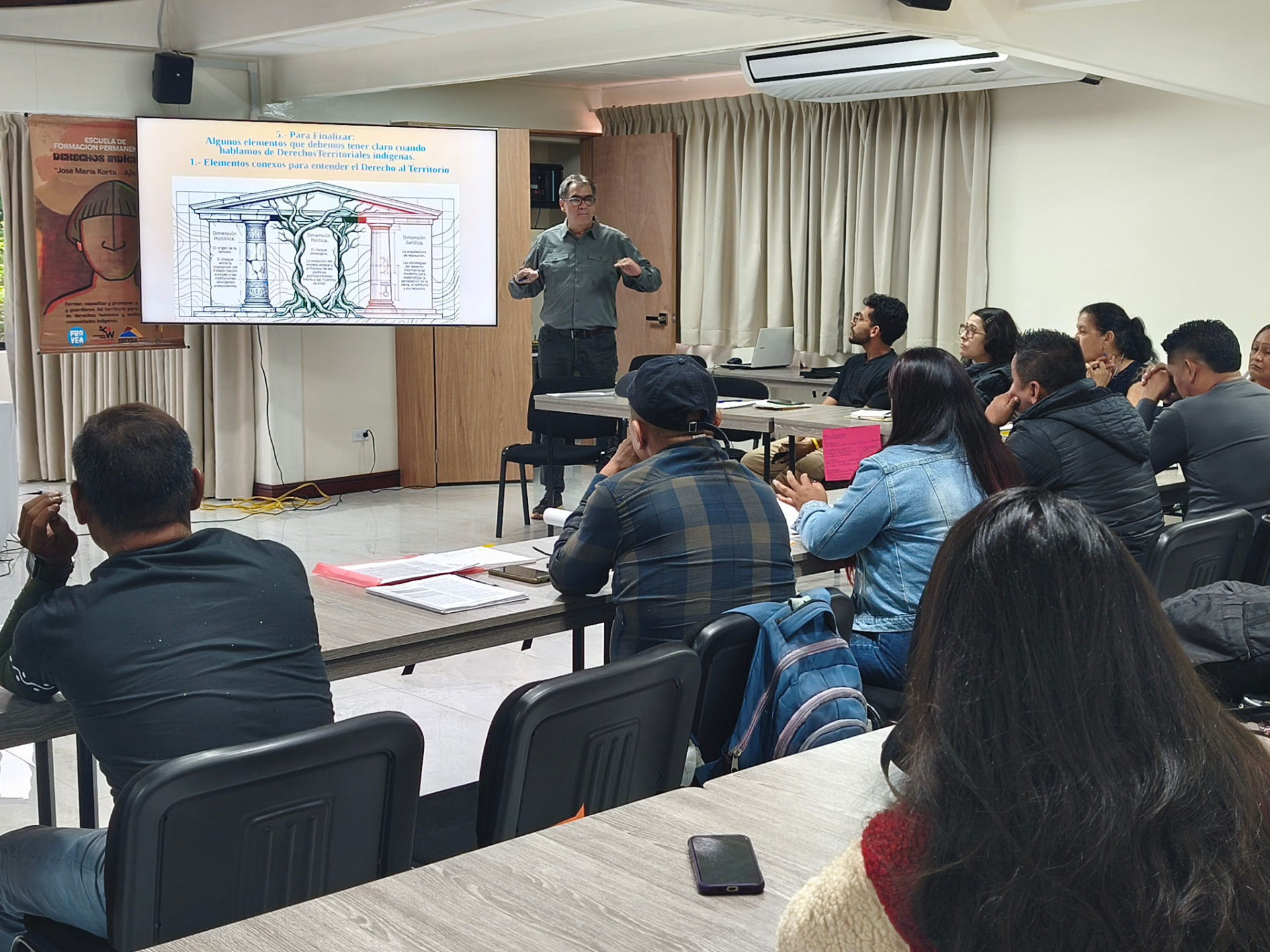 Sesión formativa sobre derechos territoriales indígenas durante el II Curso de promotores indígenas, con un facilitador exponiendo ante los participantes