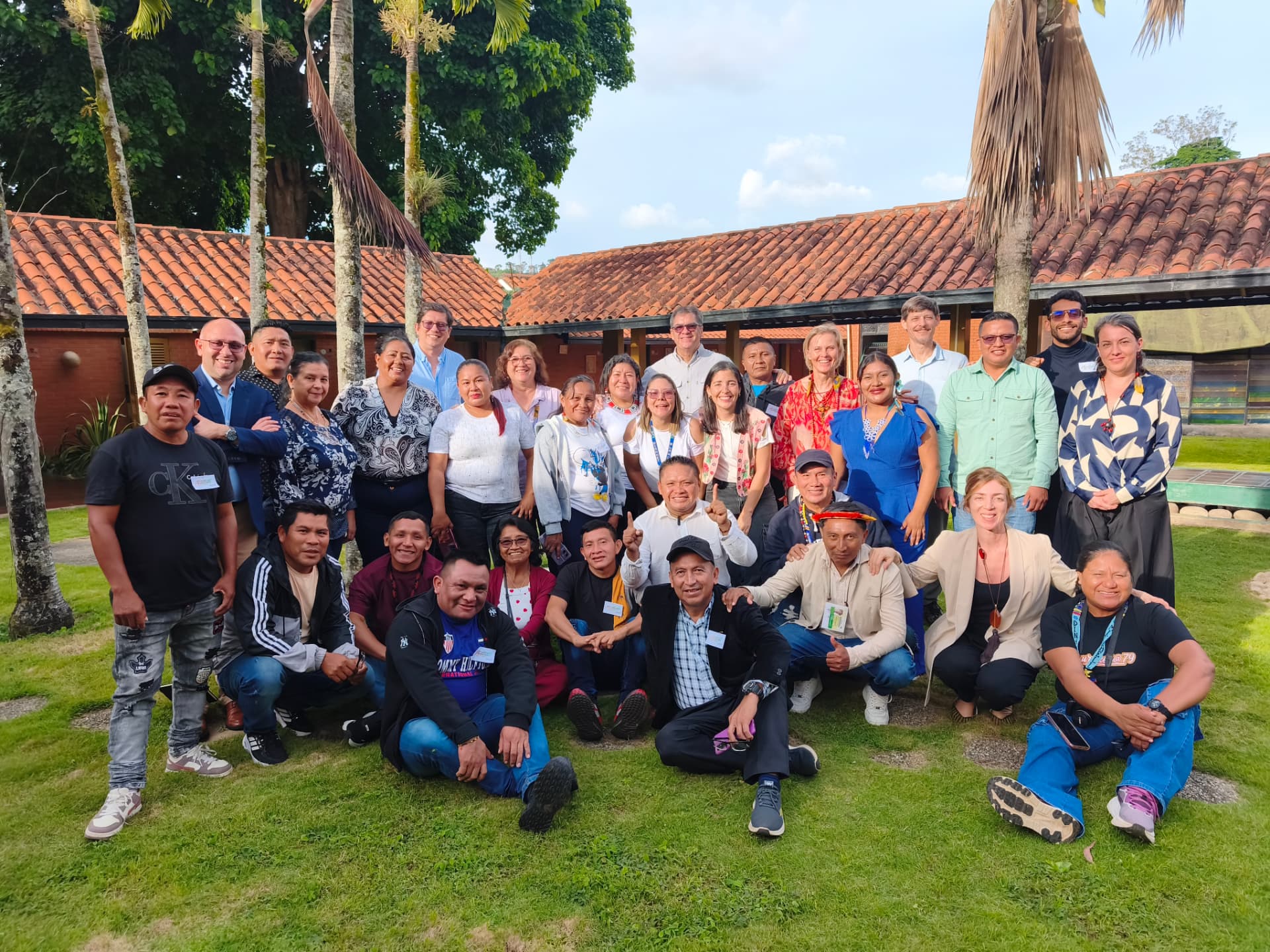 Fotografía colectiva de los participantes del II Curso de formación de promotores indígenas al cierre de la actividad