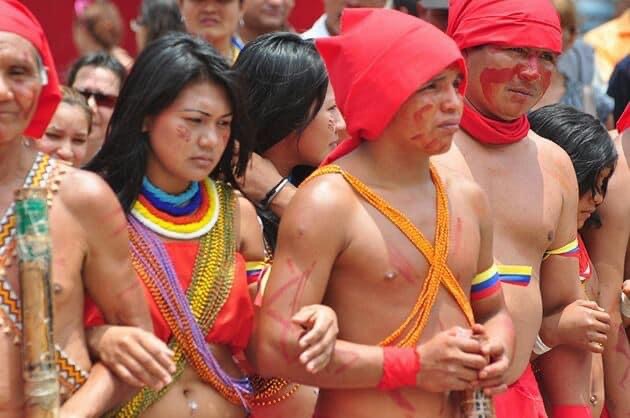 Hombres, mujeres y jóvenes del pueblo Eñepa con vestimentas y pinturas ceremoniales en un acto colectivo de reafirmación cultural