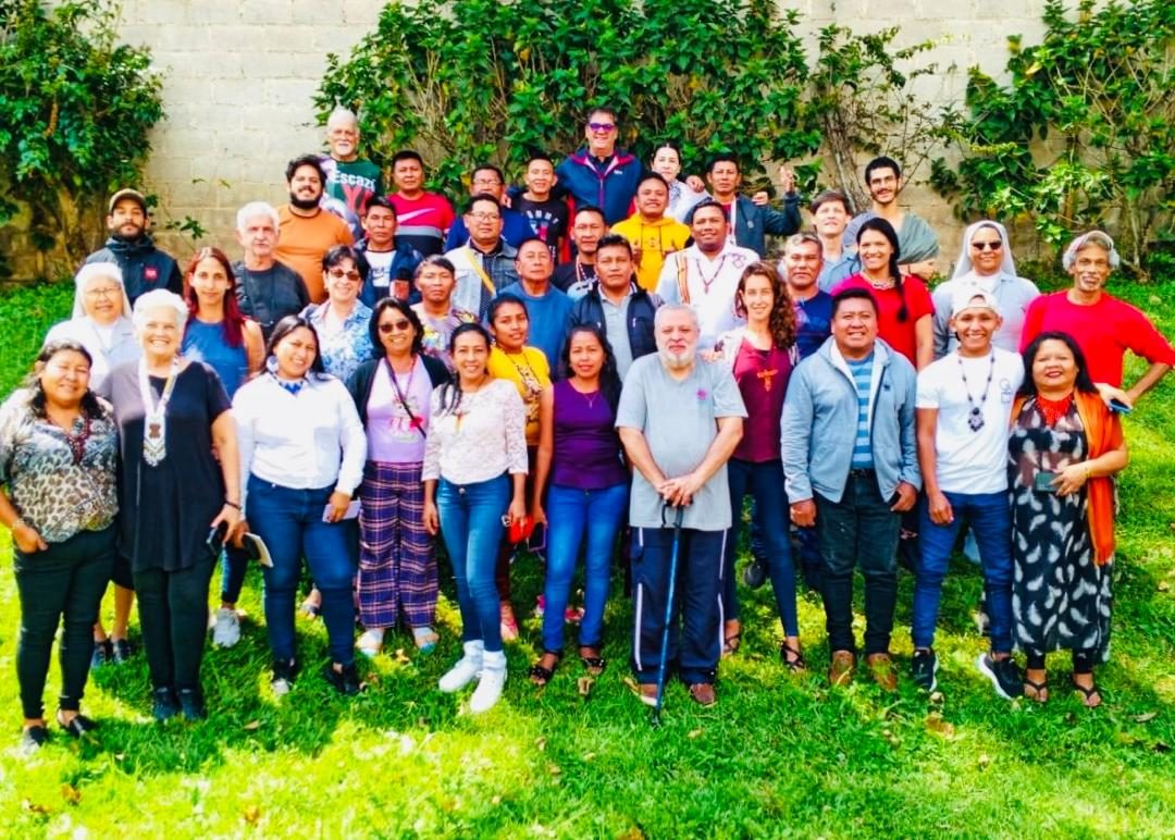 Fotografía colectiva de un encuentro con representantes de pueblos indígenas y aliados, en la que participa Vladimir Aguilar Castro