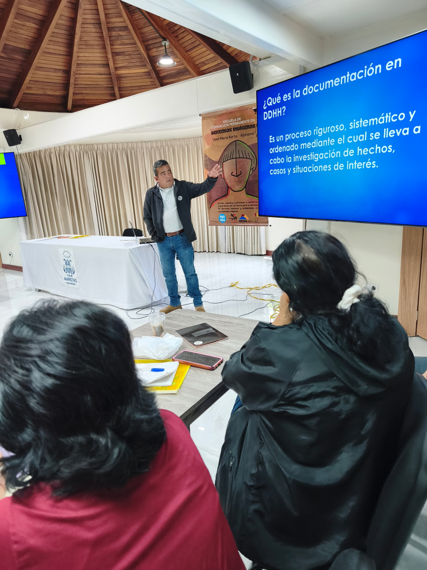 Sesión de formación sobre documentación en derechos humanos, con una presentación proyectada ante los participantes del curso