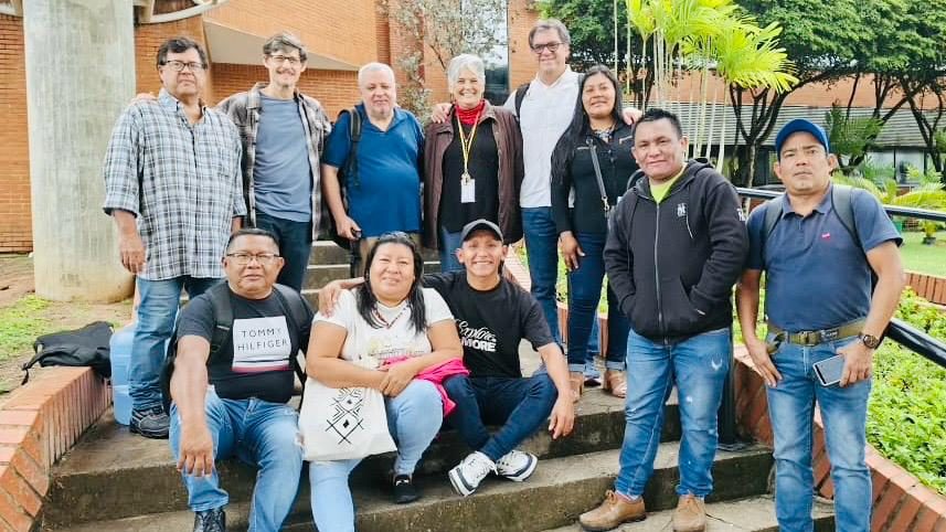 Vladimir Aguilar Castro junto a compañeros de Wayamoutheri y representantes indígenas, en una fotografía de grupo al aire libre